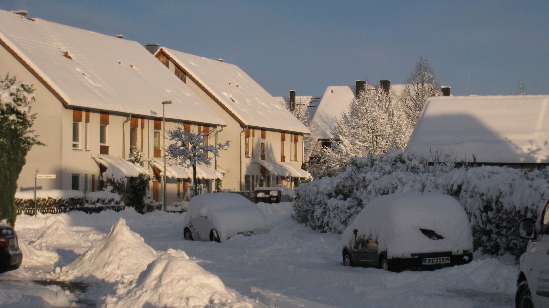 Schnee auf Hausdächern in Herzogenaurach Deutschland